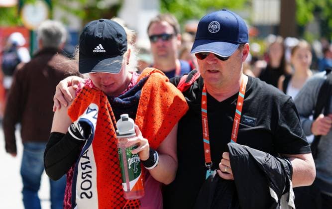 Mandatory Credit: Photo by Javier Garcia Shutterstock (13924795c) Francesca Jones is comforted by her father Simon after tearfully pulling out of her second round Qualifying match with a shoulder injury French Open Tennis, Wednesday Qualifying and Previews, Roland Garros, Paris, France - 24 May 2023 French Open Tennis, Wednesday Qualifying and Previews, Roland Garros, Paris, France - 24 May 2023  Copyright: xJavierxGarcia Shutterstockx 13924795c