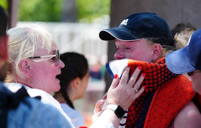 Sport Bilder des Tages Mandatory Credit: Photo by Javier Garcia Shutterstock (13924795h) A tearful Francesca Jones is comforted by her mother Adele after pulling out of her second round Qualifying match with a shoulder injury French Open Tennis, Wednesday Qualifying and Previews, Roland Garros, Paris, France - 24 May 2023 French Open Tennis, Wednesday Qualifying and Previews, Roland Garros, Paris, France - 24 May 2023  Copyright: xJavierxGarcia Shutterstockx 13924795h