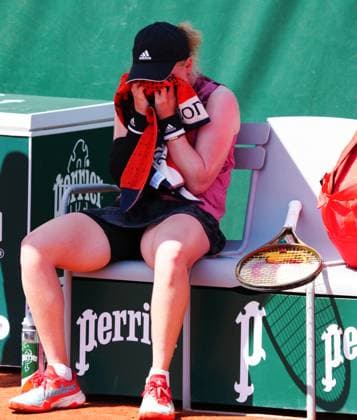 Mandatory Credit: Photo by Javier Garcia Shutterstock (13924795t) A tearful Francesca Jones pulls out of her second round Qualifying match with a shoulder injury French Open Tennis, Wednesday Qualifying and Previews, Roland Garros, Paris, France - 24 May 2023 French Open Tennis, Wednesday Qualifying and Previews, Roland Garros, Paris, France - 24 May 2023  Copyright: xJavierxGarcia Shutterstockx 13924795t