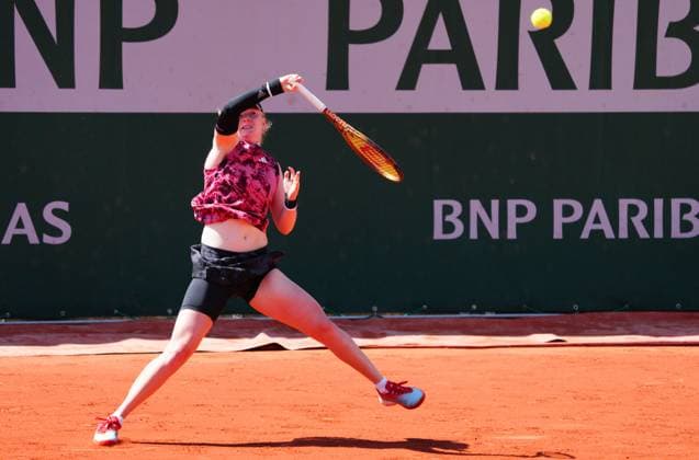 Mandatory Credit: Photo by Javier Garcia Shutterstock (13924795ab) Francesca Jones in action before pulling out of her second round Qualifying match with a shoulder injury French Open Tennis, Wednesday Qualifying and Previews, Roland Garros, Paris, France - 24 May 2023 French Open Tennis, Wednesday Qualifying and Previews, Roland Garros, Paris, France - 24 May 2023  Copyright: xJavierxGarcia Shutterstockx 13924795ab