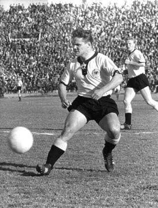 Fußball-Länderspiel: Griechenland - BRD Deutschland 0:3 am 20.11.1960 in Athen. Albert Brülls (Deutschland) in Aktion. *** Soccer international match Greece FRG Germany 0 3 on 20 11 1960 in Athens Albert Brülls Germany in action HM