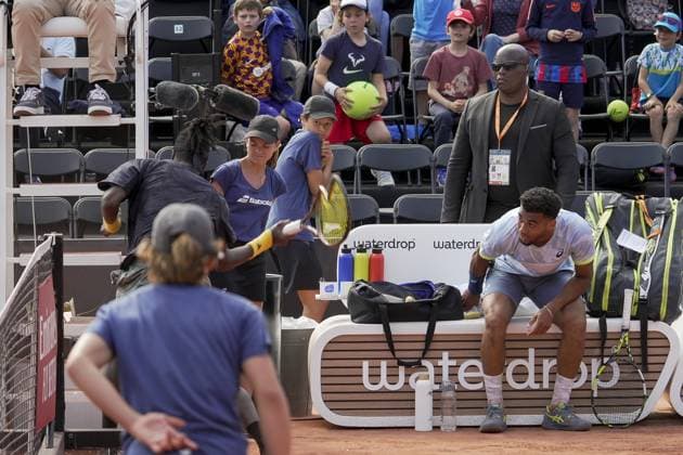 Mikael Ymer (SWE) agacÃ et en colere contre une dÃ cision de l arbitre fracasse sa raquette sur la chaise de ce dernier et se fait Ã liminer du tournoi de tennis Open Parc Auvergne RhÃ ne-Alpes Ã Lyon le 24 05 2023. TENNIS : Tournoi de Lyon ATP, Tennis Herren 250 - Open Parc - Lyon - 24 05 2023 SandrineThesillat Panoramic 