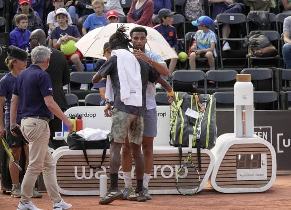 Arthur Fils rÃ conforte Mikael Ymer (SWE) qui agacÃ et en colere contre une dÃ cision de l arbitre a fracassÃ sa raquette sur la chaise de ce dernier et se fait Ã liminer du tournoi de tennis Open Parc Auvergne RhÃ ne-Alpes Ã Lyon le 24 05 2023. TENNIS : Tournoi de Lyon ATP, Tennis Herren 250 - Open Parc - Lyon - 24 05 2023 SandrineThesillat Panoramic 