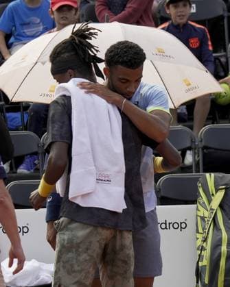 Arthur Fils rÃ conforte Mikael Ymer (SWE) qui agacÃ et en colere contre une dÃ cision de l arbitre a fracassÃ sa raquette sur la chaise de ce dernier et se fait Ã liminer du tournoi de tennis Open Parc Auvergne RhÃ ne-Alpes Ã Lyon le 24 05 2023. TENNIS : Tournoi de Lyon ATP, Tennis Herren 250 - Open Parc - Lyon - 24 05 2023 SandrineThesillat Panoramic 