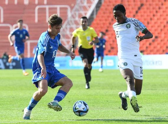 Fußball, U20 WM, Nigeria - Italien (230525) -- MENDOZA, May 25, 2023 -- Benjamin Fredrick (R) of Nigeria vies with Tommaso Baldanzi of Italy during the FIFA U20 World Cup group D match between Nigeria and Italy in Mendoza, Argentina, May 24, 2023. ( Handout via Xinhua) (SP)ARGENTINA-MENDOZA-FOOTBALL-2023 FIFA U-20 WORLD CUP-NIGERIA VS ITALY TELAM 