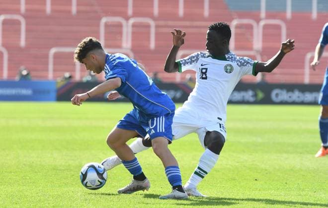 Fußball, U20 WM, Nigeria - Italien (230525) -- MENDOZA, May 25, 2023 -- Samson Lawal (R) of Nigeria vies with Simone Pafundi of Italy during the FIFA U20 World Cup group D match between Nigeria and Italy in Mendoza, Argentina, May 24, 2023. ( Handout via Xinhua) (SP)ARGENTINA-MENDOZA-FOOTBALL-2023 FIFA U-20 WORLD CUP-NIGERIA VS ITALY TELAM 