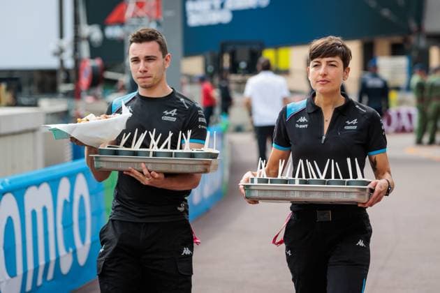 Williams Racing staff bring food to the pits, Monaco Grand Prix, Motorsport, Formula 1, 2023 season, 25 05 2023 Monaco Grand Prix, Motorsport, Formula 1, 2023 season, 25 05 2023 Copyright: xEibner-Pressefoto AlexanderxNeisx EP_ANS