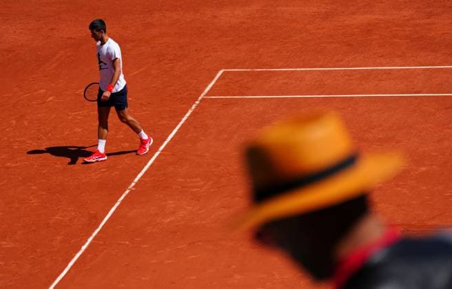 Mandatory Credit: Photo by Javier Garcia Shutterstock (13924802bo) Novak Djokovic practices on Philippe Chatrier Court French Open Tennis, Wednesday Qualifying and Previews, Roland Garros, Paris, France - 25 May 2023 French Open Tennis, Wednesday Qualifying and Previews, Roland Garros, Paris, France - 25 May 2023  Copyright: xJavierxGarcia Shutterstockx 13924802bo