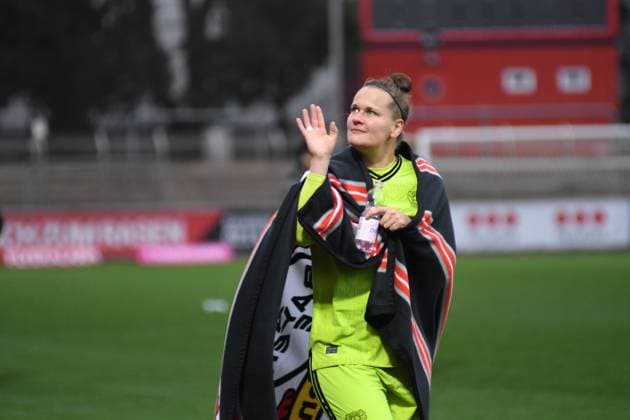 Germany, Leverkusen, 04 12 2022, Ulrich Haberland Stadium, Bayer 04 Leverkusen vs 1 FFC Turbine Potsdam Flyeralarm Women s Bundesliga, goalkeeper Friederike Repohl Bayer 04 Leverkusen thanks the fans Leverkusen Ulrich Haberland Stadium Germany  eu-images-665