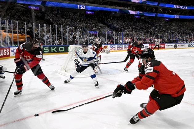 Harri Pesonen of Finland (middle) surrounded by Jacob Middleton (left), goalkeeper Samuel Montembeault, Lawson Crouse (2nd right) and MacKenzie Weegar (right) of Canada during the 2023 IIHF Ice hockey, Eishockey World Championships quarterfinal match between Canada and Finland in Tampere on May 25, 2023. Tampere Finland LKFTJK20230525203330BMCO  Copyright: xEmmixKorhonenx LKFTJK20230525203330BMCO