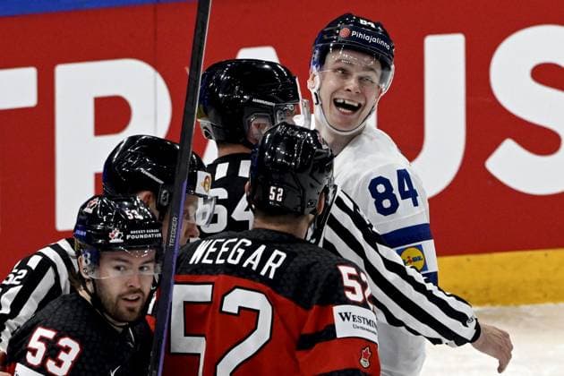 Referees stop the scuffle between MacKenzie Weegar of Canada and Kaapo Kakko of Finland during the 2023 IIHF Ice hockey, Eishockey World Championships quarterfinal match between Canada and Finland in Tampere on May 25, 2023, front nr 53 Michael Carcone of Canada. Tampere Finland LKFTJK20230525220127WATP  Copyright: xJussixNukarix LKFTJK20230525220127WATP