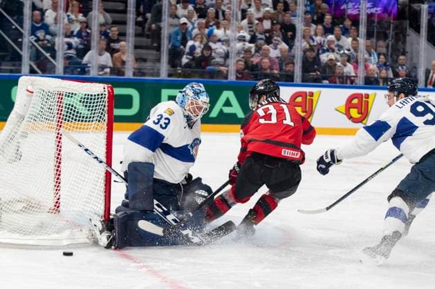 Emil Larmi 33, FIN and Adam Fantilli 91, CAN during the 2023 IIHF Ice hockey, Eishockey World Championship, WM, Weltmeisterschaft Group A match between Canada and Finland at the Nokia Arena on 25. May 2023 in Tampere, Finland. (Tomi Hänninen Newspix24)  Copyright: xTomixHänninenx np24251957969