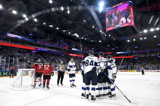 Sport Bilder des Tages Team Finland celebrates Teemu Hartikainen s goal behind goalkeeper Samuel Montembeault of Canada during the 2023 IIHF Ice hockey, Eishockey World Championships quarterfinal match between Canada and Finland in Tampere on May 25, 2023. Tampere Finland LKFTJK20230525223009AFOI  Copyright: xEmmixKorhonenx LKFTJK20230525223009AFOI