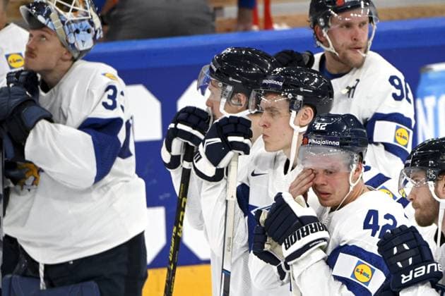 Dejected Team Finland after the 2023 IIHF Ice hockey, Eishockey World Championships quarterfinal match between Canada and Finland in Tampere on May 25, 2023, Kasperi Kapanen (42) wipes his eyes. Canada beat Finland 4-1. Tampere Finland LKFTJK20230525223843CPID  Copyright: xJussixNukarix LKFTJK20230525223843CPID
