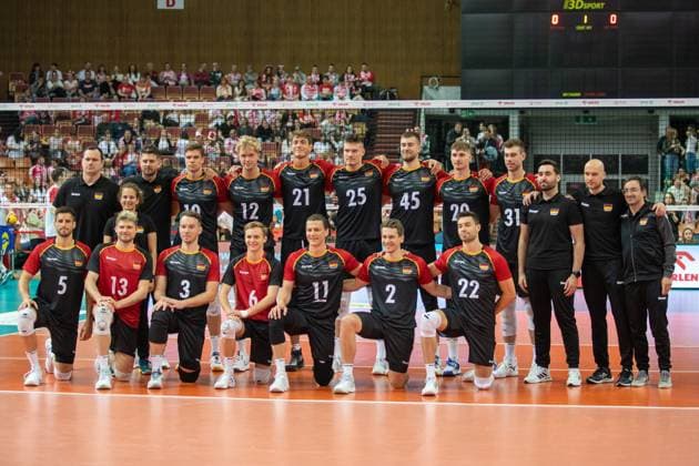 Poland - Germany 25.05.2023 Katowice, Poland, men s volleyball, International Friendly, Länderspiel, Nationalmannschaft game ( match ) Poland - Germany; image shows: group photo team Germany: 19- Erik Rohrs, 12- Anton Brehme, 21- Tobias Krick, 25- Lukas Maase, 45-Jakob Gunthor, 20- Linus Weber, 31- Yann Bohme, 5- Moritz Reichert, 13-Ruben Schott, 3- Denis Kaliberda, 6- Leonard Graven, 11- Lucas Kampa, 2- Johannes Tille, 22- Tobias Brand, head coach Michal Winiarski (top, second left) photo Katarzyna Plewczynska Fotostyk Copyright: xFotostykxPhotoxAgencyx