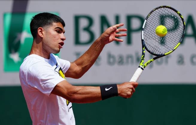 Mandatory Credit: Photo by Javier Garcia Shutterstock (13925663bm) Carlos Alcaraz practices French Open Tennis, Friday Qualifying and Previews, Roland Garros, Paris, France - 26 May 2023 French Open Tennis, Friday Qualifying and Previews, Roland Garros, Paris, France - 26 May 2023  Copyright: xJavierxGarcia Shutterstockx 13925663bm