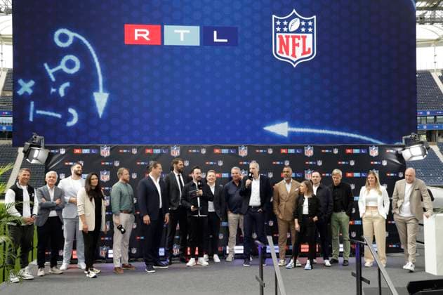 Sport Themen der Woche KW21 Sport Bilder des Tages Florian Ambrosius, Andreas von Thien, Björn Werner, Nadine Nurasyid, Adrian Franke, Markus Kuhn, Sebastian Vollmer, Jan Köppen, Florian Schmidt-Sommerfeld, Jan Stecker, Stephan Schmitter, Patrick Esume, Jana Wosnitza, Mitja Lafere, Alex von Kuczkowski, Mona Stevens und Frank Buschmann beim Pressetermin zur kommenden NFL, American Football Herren, USA Season im Deutsche Bank Park. Frankfurt am Main, 26.05.2023 *** Florian Ambrosius, Andreas von Thien, Björn Werner, Nadine Nurasyid, Adrian Franke, Markus Kuhn, Sebastian Vollmer, Jan Köppen, Florian Schmidt Sommerfeld, Jan Stecker, Stephan Schmitter, Patrick Esume, Jana Wosnitza, Mitja Lafere, Alex von Kuczkowski, Mona Stevens and Frank Buschmann at the press event for the upcoming NFL Season at Deutsche Bank Park Frankfurt am Main, 26 05 2023 Foto:xP.xBackx xFuturexImage