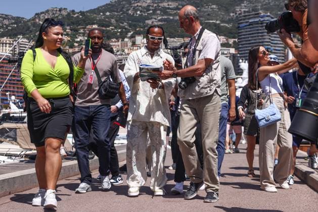 Sport Bilder des Tages F1 Monaco Grand Prix Lewis Hamilton of Mercedes arrives at the paddock ahead of the F1 Grand Prix of Monaco at Circuit de Monaco on May 26, 2023 in Monte-Carlo, Monaco. Monte Carlo Monaco  Copyright: xBeataxZawrzelx originalFilename:zawrzel-f1monaco230526_npI1M.jpg