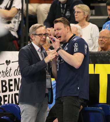 Photo Kiels coach Filip Jicha has stress with technical commissioner Markus Helbig left , ex referee handball men So 26 03 2023 1 Bundesliga THW Kiel Füchse Berlin