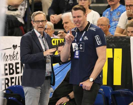 Photo Kiels coach Filip Jicha has stress with technical commissioner Markus Helbig left , ex referee handball men So 26 03 2023 1 Bundesliga THW Kiel Füchse Berlin