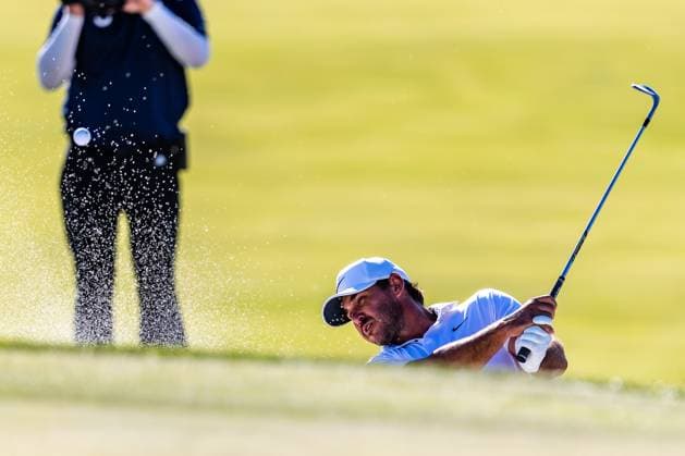 Sport Bilder des Tages May 26, 2023, Potomac Falls, Virginia, USA: BROOKS KOEPKA hits out of a sand trap on the 18th hole the first round of the LIV Golf DC event at Trump National Golf Club. Potomac Falls USA - ZUMAb237 20230526_znp_b237_041 Copyright: xRobertxBlakleyx