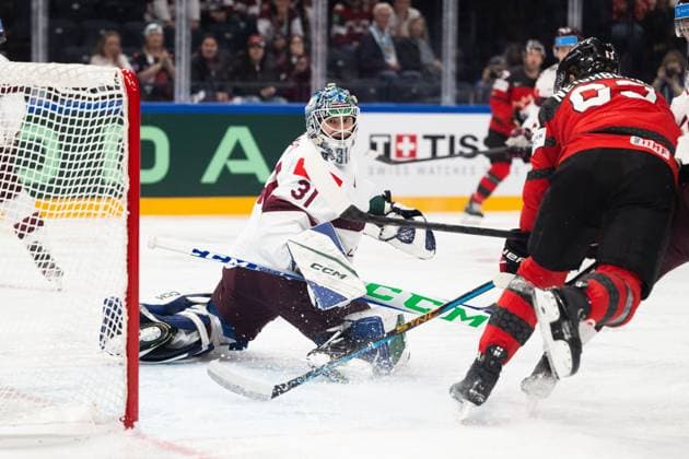 230527 Goaltender Arturs Silovs of Latvia against Jake Neighbours of Canada during the 2023 IIHF Ice Hockey World Championship semifinal game between Canada and Latvia on May 27, 2023 in Tampere Photo Joel Marklund BILDBYRAN kod JM JM0485 bbeng ishockey ice hockey ishockey vm 2023 ishockey vm vm 2023 iihf ice hockey world championship semifinal semi final kanada canada latvia lettland  Copyright: JOELxMARKLUND BB230527JM013