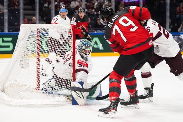230527 Goaltender Arturs Silovs of Latvia against Samuel Blais of Canada during the 2023 IIHF Ice Hockey World Championship semifinal game between Canada and Latvia on May 27, 2023 in Tampere Photo Joel Marklund BILDBYRAN kod JM JM0485 bbeng ishockey ice hockey ishockey vm 2023 ishockey vm vm vm 2023 iihf ice hockey world championship semifinal semi final canada canada latvia lettland  Copyright: JOELxMARKLUND BB230527JM014
