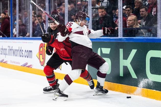 230527 Scott Laughton of Canada and Dans Locmelis of Latvia during the 2023 IIHF Ice Hockey World Championship semifinal game between Canada and Latvia on May 27, 2023 in Tampere Photo Joel Marklund BILDBYRAN kod JM JM0485 bbeng ishockey ice hockey ishockey vm 2023 ishockey vm vm vm 2023 iihf ice hockey world championship semifinal semi final kanada canada latvia lettland  Copyright: JOELxMARKLUND BB230527JM018