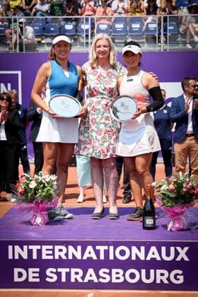 Finale du double fÃ minin. Internationaux de Strasbourg 2023 Pia Imbs, President de l EuromÃ tropole YIFAN XU (CHN) ZHAOXUAN YANG (CHN) DESIRAE KRAWCZYK (USA) GIULIANA OLMOS (MEX) Tennis : Internationaux de Strasbourg 2023 - France - 27 05 23 ElyxandroCegarra Panoramic 