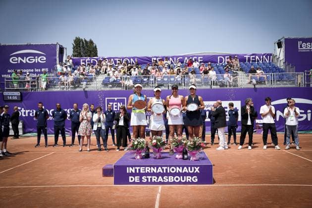 Finale du double fÃ minin. Internationaux de Strasbourg 2023 Pia Imbs, President de l EuromÃ tropole YIFAN XU (CHN) ZHAOXUAN YANG (CHN) DESIRAE KRAWCZYK (USA) GIULIANA OLMOS (MEX) Tennis : Internationaux de Strasbourg 2023 - France - 27 05 23 ElyxandroCegarra Panoramic 