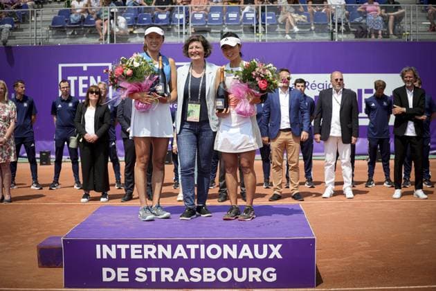 Finale du double fÃ minin. Internationaux de Strasbourg 2023 Jeanne Barseghian, Maire de Strasbourg YIFAN XU (CHN) ZHAOXUAN YANG (CHN) DESIRAE KRAWCZYK (USA) GIULIANA OLMOS (MEX) Tennis : Internationaux de Strasbourg 2023 - France - 27 05 23 ElyxandroCegarra Panoramic 