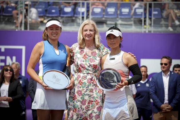 Finale du double fÃ minin. Internationaux de Strasbourg 2023 Pia Imbs, President de l EuromÃ tropole YIFAN XU (CHN) ZHAOXUAN YANG (CHN) DESIRAE KRAWCZYK (USA) GIULIANA OLMOS (MEX) Tennis : Internationaux de Strasbourg 2023 - France - 27 05 23 ElyxandroCegarra Panoramic 
