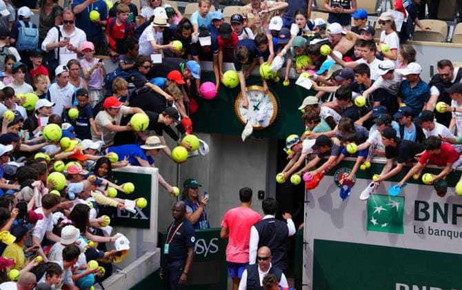 Bilder des Jahres 2023, Sport 05 Mai Sport Themen der Woche KW21 Sport Bilder des Tages Mandatory Credit: Photo by Javier Garcia Shutterstock (13925673bl) Fans clamour for an autograph from Carlos Alcaraz after practice on Suzanne Lenglen Court French Open Tennis, Saturday Qualifying and Previews, Roland Garros, Paris, France - 27 May 2023 French Open Tennis, Saturday Qualifying and Previews, Roland Garros, Paris, France - 27 May 2023  Copyright: xJavierxGarcia Shutterstockx 13925673bl