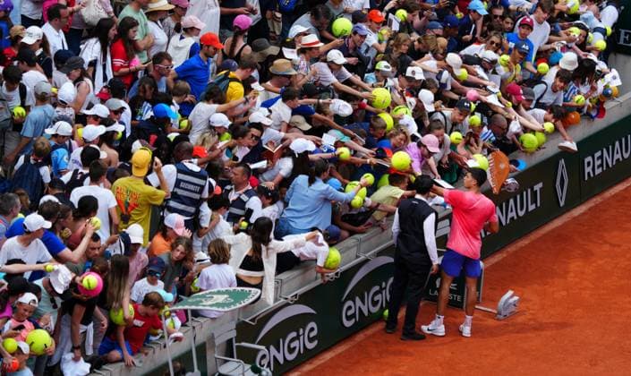 Mandatory Credit: Photo by Javier Garcia Shutterstock (13925673bq) Fans clamour for an autograph from Carlos Alcaraz after practice on Suzanne Lenglen Court French Open Tennis, Saturday Qualifying and Previews, Roland Garros, Paris, France - 27 May 2023 French Open Tennis, Saturday Qualifying and Previews, Roland Garros, Paris, France - 27 May 2023  Copyright: xJavierxGarcia Shutterstockx 13925673bq