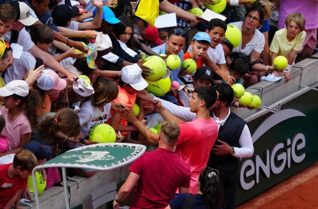 Mandatory Credit: Photo by Javier Garcia Shutterstock (13925673bn) Fans clamour for an autograph from Carlos Alcaraz after practice on Suzanne Lenglen Court French Open Tennis, Saturday Qualifying and Previews, Roland Garros, Paris, France - 27 May 2023 French Open Tennis, Saturday Qualifying and Previews, Roland Garros, Paris, France - 27 May 2023  Copyright: xJavierxGarcia Shutterstockx 13925673bn