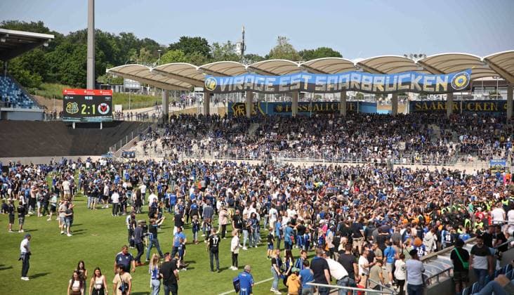 Bilder des Jahres 2023, Sport 05 Mai Sport Themen der Woche KW21 Sport Bilder des Tages 27.05.2023, Fussball, Herren, 3. Liga, Saison 2022 2023, 1. FC Saarbrücken - FC Viktoria Köln, Fans des 1. FC Saarbrücken stürmen das Spielfeld trotz des verpassten Aufstieges in die 2. Liga Saarbrücken Ludwigsparkstadion Saarland Deutschland (DE) *** 27 05 2023, football, men, 3 league, season 2022 2023, 1 FC Saarbrücken FC Viktoria Köln, fans of 1 FC Saarbrücken storm the pitch despite missing promotion to 2 Liga Saarbrücken Ludwigsparkstadion Saarland Germany EN