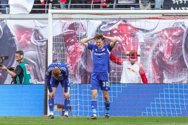 Sport Themen der Woche KW21 Sport Bilder des Tages 27.05.2023, Fussball, Saison 2022 2023, 1. Bundesliga, 34. Spieltag, RB Leipzig - FC Schalke 04, Sepp van den Berg (FC Schalke 04), Alex Kral (FC Schalke 04) Leipzig Red Bull Arena Sachsen Deutschland xRHR-FOTO TRx *** 27 05 2023, Football, 2022 2023 season, 1 Bundesliga, 34 match day, RB Leipzig FC Schalke 04, Sepp van den Berg FC Schalke 04 , Alex Kral FC Schalke 04 Leipzig Red Bull Arena Saxony Germany xRHR PHOTO TRx Copyright: RHR-FOTOx RHR-FOTO TR