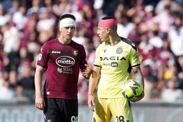 Sport Themen der Woche KW21 Sport Bilder des Tages US Salernitana v Udinese Calcio - Serie A Nehuen Perez of Udinese Calcio and Krzysztof Piatek of US Salernitana come back to pitch both with head injury during the Serie A match between US Salernitana and Udinese Calcio at Stadio Arechi on May 27, 2023 in Salerno, Italy. Salerno Salerno Italy  Copyright: xGiuseppexMaffiax originalFilename:maffia-ussalern230527_npFAd.jpg