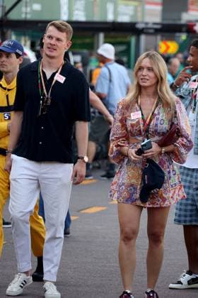 Formel 1 Grand Prix Monaco 2023 25.05.2023, Circuit de Monaco, Monte Carlo, Formel 1 Grand Prix Monaco 2023 ,im Bild Fussballer Alexander Nübel (AS Monaco) mit Freundin in der Boxengasse von Monaco. *** Formula 1 Grand Prix Monaco 2023 25 05 2023, Circuit de Monaco, Monte Carlo, Formula 1 Grand Prix Monaco 2023 ,in the picture footballer Alexander Nübel AS Monaco with girlfriend in the pit lane of Monaco nordphotoxGmbHx xBratic nph00250
