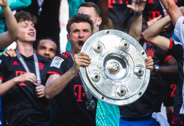 Sport Themen der Woche KW21 Köln, RheinEnergieStadion, 27.05.23: Thomas Müller (Bayern München) jubelt mit der Meisterschale bei der Siegerehrung beim Spiel der 1.Bundesliga 1.FC Köln vs. FC Bayern München, 1:2 Endstand, FC Bayern München ist damit deutscher Meister. *** Cologne, RheinEnergieStadion, 27 05 23 Thomas Müller Bayern Munich cheers with the championship trophy during the award ceremony at the match of the 1 Bundesliga 1 FC Köln vs FC Bayern München, 1 2 final score, FC Bayern München is thus German champion