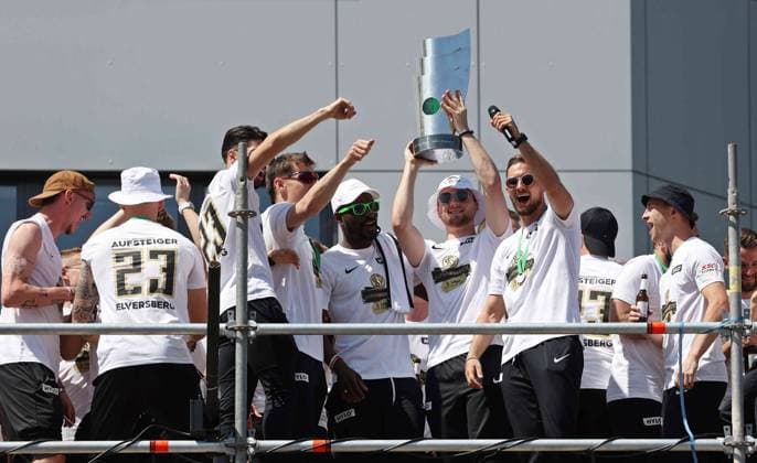 Bilder des Jahres 2023, Sport 05 Mai Sport Themen der Woche KW21 28.05.2023, Fussball, Herren, 3. Liga, Saison 2022 2023, Meister- und Aufstiegsfeier der SV 07 Elversberg auf dem Rathausvorplatz in Spiesen-Elversberg, Semih Sahin, Lukas Pinckert, Kevin Koffi, Nicolas Kristof und Valdrin Mustafa recken den Meisterpokal in die Höhe Spiesen-Elversberg Rathausvorplatz Saarland Deutschland (DE) *** 28 05 2023, football, men, 3 league, season 2022 2023, champions and promotion celebration of SV 07 Elversberg on the town hall forecourt in Spiesen Elversberg, Semih Sahin, Lukas Pinckert, Kevin Koffi, Nicolas Kristof and Valdrin Mustafa hold up the championship trophy Spiesen Elversberg town hall forecourt Saarland Germany EN