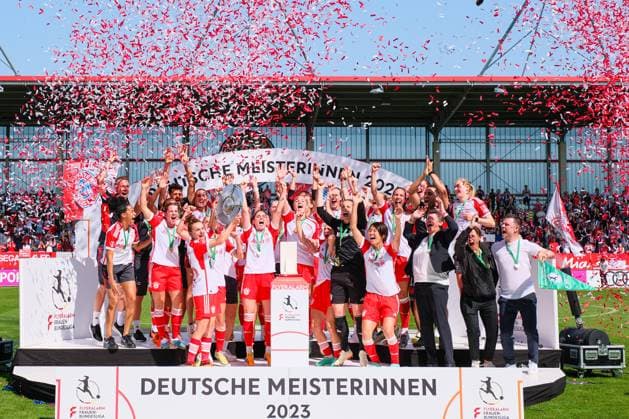 Sport Themen der Woche KW21 Sport Bilder des Tages Team (FC Bayern München) feiern die Meisterschaft, FC Bayern München v 1.FFC Turbine Potsdam, Fußball, FLYERALARM Frauen-Bundesliga 2022 2023, 22.Spieltag am 28.05.2023 in 80939 München, FC Bayern Campus. ***DFL and DFB regulations prohibit any use of photographs as image sequences and or quasi-video.***}. Bayern Deutschland *** Team FC Bayern Munich celebrate the championship, FC Bayern Munich v 1 FFC Turbine Potsdam, Football, FLYERALARM Womens Bundesliga 2022 2023, 22 matchday on 28 05 2023 in 80939 Munich, FC Bayern Campus DFL and DFB regulations prohibit any use of photographs as image sequences and or quasi video Bayern Germany