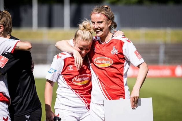 FLYERALARM Women Football Bundesliga, 1 FC Koeln SGS Essen 28 05 2023 Lena Uebach 1 FC Koeln, 27 is hugged by Myrthe Moorrees 1 FC Koeln, 6 FLYERALARM Women Football Bundesliga, 1 FC Koeln SGS Essen, Koeln, Geissbockheim DFB REGULATIONS PROHIBIT ANY USE OF PHOTOGRAPHS AS IMAGE SEQUENCES AND OR QUASI VIDEO Copyright: xBEAUTIFULxSPORTS Wunderlx