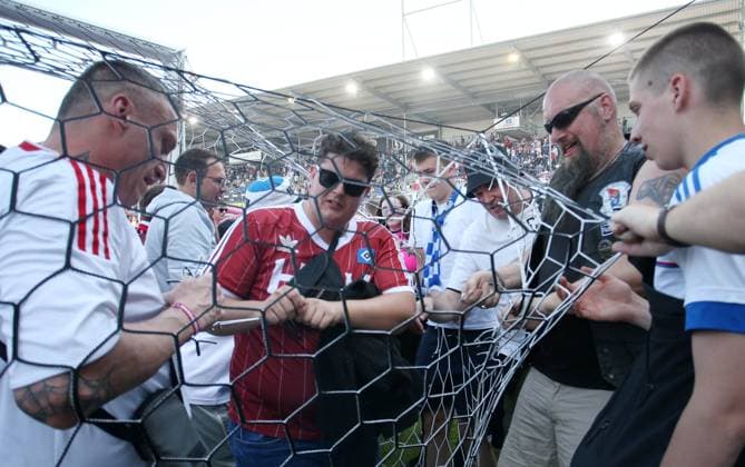 Sport Themen der Woche KW21 Sport Bilder des Tages 28.05.2023, Fussball 2. Bundesliga 2022 2023, 34.Spieltag, SV Sandhausen - Hamburger SV, im Stadion am Hardtwald Sandhausen. Verfrühter Jubel und Platzsturm bei den HSV Fans, ***DFL and DFB regulations prohibit any use of photographs as image sequences and or quasi-video.*** *** 28 05 2023, Football 2 Bundesliga 2022 2023, 34 Spieltag, SV Sandhausen Hamburger SV, im Stadion am Hardtwald Sandhausen Premature jubilation and storming of the pitch by HSV fans, DFL and DFB regulations prohibit any use of photographs as image sequences and or quasi video