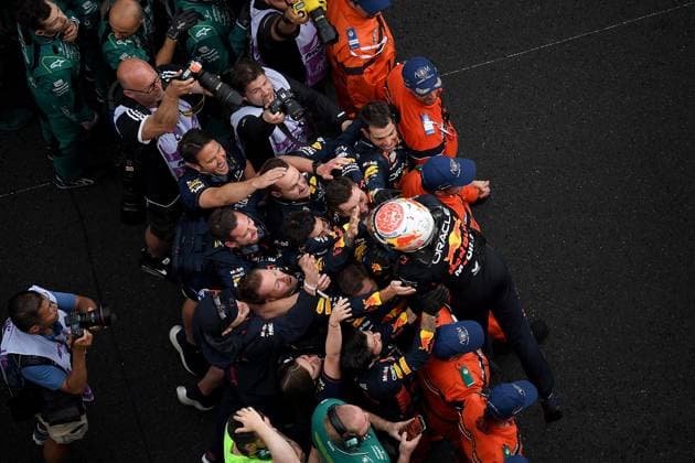 Formula 1 Grand Prix Monaco 2023 28 05 2023, Circuit de Monaco, Monte Carlo, Formula 1 Grand Prix Monaco 2023 ,in picture winner Max Verstappen NLD , Oracle Red Bull Racing celebrates the victory with his mechanics nordphotoxGmbHx xBratic nph00250
