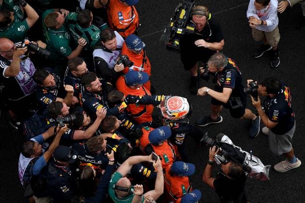 Formula 1 Grand Prix Monaco 2023 28 05 2023, Circuit de Monaco, Monte Carlo, Formula 1 Grand Prix Monaco 2023 ,in picture winner Max Verstappen NLD , Oracle Red Bull Racing celebrates the victory with his mechanics nordphotoxGmbHx xBratic nph00250