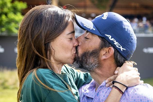 CROMVOIRT - Pablo Larrazabal (ESP) with his girlfriend after winning the 103rd edition of the KLM Open golf tournament. The KLM Open counts as a qualifying tournament for the US Open. AP SANDER KING xVIxANPxSportx xxANPxIVx 470423371 originalFilename: 470423371.jpg