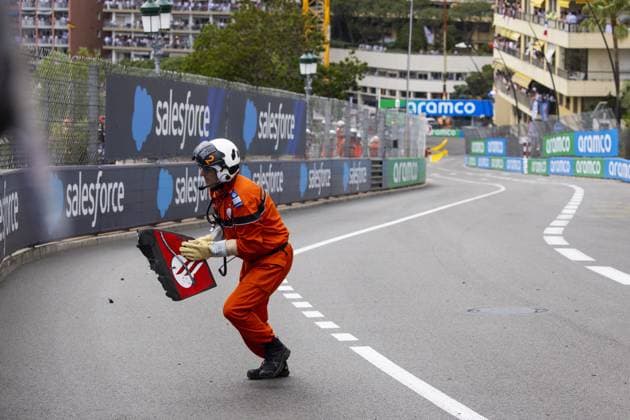 Marshall removing 55 SAINZ Carlos (spa), Scuderia Ferrari SF-23, front wing part during the Formula 1 Grand Prix de Monaco 2023, 6th round of the 2023 Formula One World Championship, WM, Weltmeisterschaft from May 26 to 28, 2023 on the Circuit de Monaco, in Monaco - F1 - MONACO GRAND PRIX 2023 - RACE DPPI Panoramic  00123013__DE_6272