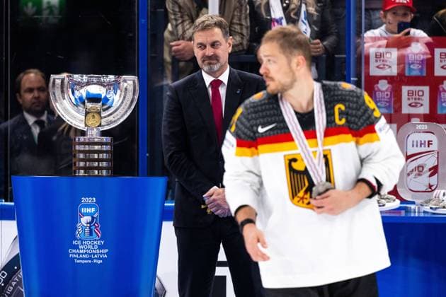 Bilder des Jahres 2023, Sport 05 Mai Sport Themen der Woche KW21 Sport Bilder des Tages 230528 The World Champion trophy and Moritz Müller of Germany during the 2023 IIHF Ice hockey, Eishockey World Championship, WM, Weltmeisterschaft final game between Canada and Germany on May 28, 2023 in Tampere. Photo: Joel Marklund BILDBYRAN kod JM JM0489 bbeng ishockey ice hockey ishockey-vm 2023 ishockey-vm vm 2023 iihf ice hockey world championship final kanada canada germany tyskland *** 230528 The World Champion trophy and Moritz Müller of Germany during the 2023 IIHF Ice Hockey World Championship final game between Canada and Germany on May 28, 2023 in Tampere Photo Joel Marklund BILDBYRAN kod JM JM0489 bbeng ishockey ice hockey ice hockey vm 2023 ishockey vm vm vm 2023 iihf ice hockey world championship final canada canada germany germany  Copyright: JOELxMARKLUND BB230528JM145