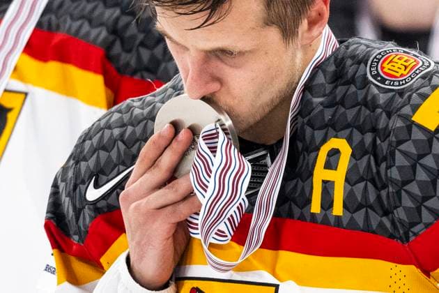 230528 Dominik Kahun of Germany looks dejected and gives the silver medal a kiss after the 2023 IIHF Ice Hockey World Championship final game between Canada and Germany on May 28, 2023 in Tampere Photo Joel Marklund BILDBYRAN kod JM JM0489 bbeng ishockey ice hockey ishockey vm 2023 ishockey vm vm 2023 iihf ice hockey world championship final canada canada germany germany depp  Copyright: JOELxMARKLUND BB230528JM147